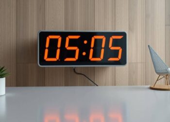 Dowiedz się, co oznacza liczba 05:05 w numerologii, jakie przesłanie niesie i dlaczego często widzisz tę godzinę na zegarze.