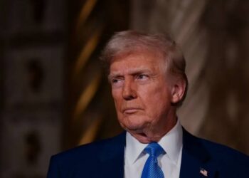 Administracja Trumpa planuje zmniejszyć liczbę przyjmowanych uchodźców do 7 500 rocznie, dając pierwszeństwo białym Południowoafrykanom, co wywołało krytykę w Kongresie.