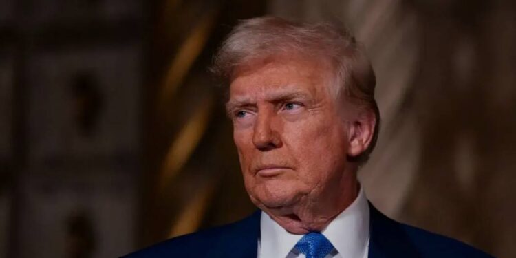 Administracja Trumpa planuje zmniejszyć liczbę przyjmowanych uchodźców do 7 500 rocznie, dając pierwszeństwo białym Południowoafrykanom, co wywołało krytykę w Kongresie.