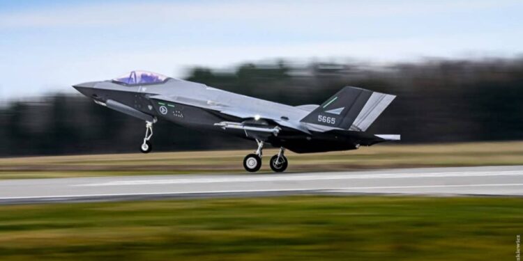 Norwegia rozmieściła myśliwce F-35 w Polsce dla ochrony wschodniej flanki NATO. Po ataku rosyjskich dronów Warszawa prosi o wzmocnienie obrony powietrznej.