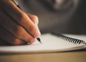 Dowiedz się, jak poprawnie pisze się słowo łatwy. Wyjaśniamy, dlaczego forma latwy jest błędna oraz jakie zasady ortografii stoją za poprawną pisownią.