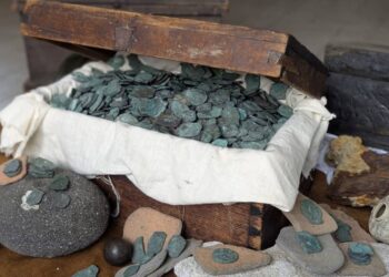 Przy wybrzeżu Florydy nurkowie odkryli ponad tysiąc hiszpańskich monet z XVIII wieku o wartości około 1 mln dolarów. Część artefaktów trafi do muzeów.