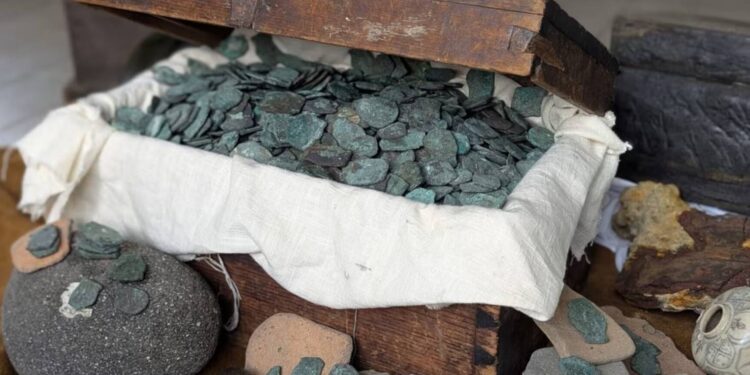 Przy wybrzeżu Florydy nurkowie odkryli ponad tysiąc hiszpańskich monet z XVIII wieku o wartości około 1 mln dolarów. Część artefaktów trafi do muzeów.