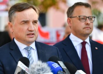 Polska unieważniła dyplomatyczny i obywatelski paszport posła Marcina Romanowskiego po jego ucieczce na Węgry i ogłoszeniu go w poszukiwaniu.