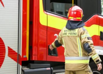 W miejscowości Malawa w woj. podkarpackim helikopter Robinson R44 rozbił się w trudno dostępnym terenie, zginęły dwie osoby, rozpoczęto śledztwo.