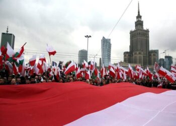 Warszawa świętuje 11 listopada: koncerty, wystawy, warsztaty, 35. Bieg Niepodległości, marsz ulicami stolicy i 10 tys. biało-czerwonych kokard.