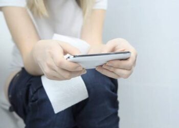 Dowiedz się, dlaczego długie siedzenie na sedesie z telefonem jest niebezpieczne, jakie niesie ryzyka dla Twojego organizmu i jak pozbyć się tego szkodliwego nawyku.
