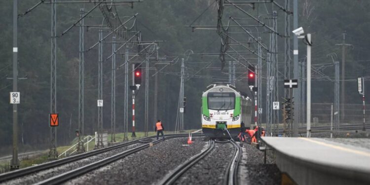 Polska postawiła zarzuty dwóm Ukraińcom w związku z wysadzeniem torów kolejowych między Lublinem a Warszawą. Przebywali w kraju kilka godzin, grozi im dożywocie.