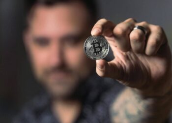 Kim En Hun prognozuje bitcoina na 220 tys. USD w ciągu 45 dni i planuje przeznaczyć zysk na budowę kościołów w różnych regionach.