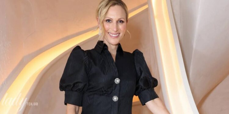 Zara Tindall w czarnej mini sukience i diamentowych kolczykach odwiedziła koktajlowe przyjęcie w Londynie, po raz pierwszy od pojawienia się na torze wyścigowym w Cheltenham