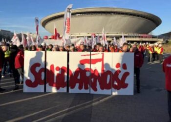 W Katowicach odbył się marsz związków zawodowych na rzecz miejsc pracy. Ruch i transport w centrum miasta czasowo zakłócone z powodu wielotysięcznej akcji.