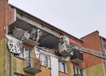 Wybuch gazu w bloku w Braniewie uszkodził ściany mieszkania, poszkodowana 74-latka, ewakuowano około 50 mieszkańców.