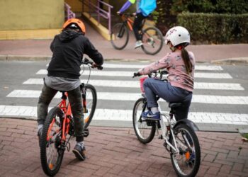W Polsce dzieci do 16 lat muszą nosić kask na rowerze i hulajnodze elektrycznej. Zaktualizowano zasady wydawania praw jazdy i zaostrzenia kar za prędkość.