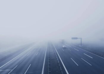 IMGW ostrzega przed gęstą mgłą i marznącymi opadami w Polsce. Widzialność spadnie do 200 m, na drogach możliwa „szklanka”. Temperatury od –2 do 7°C.