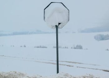 IMGW ostrzega przed silnym mrozem, zamieciami i marznącymi opadami. Noc przyniesie nawet minus 15°C i utrudnienia na drogach w południowej Polsce.