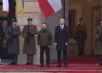 Zełenski po raz pierwszy spotkał się z prezydentem Polski Karolem Nawrockim w Warszawie. Omówiono kwestie bezpieczeństwa, gospodarki oraz spraw historycznych, zaplanowano konferencję prasową.