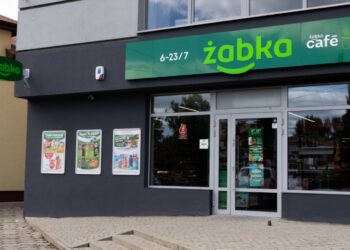 Noworoczne promocje w Żabka! Sprawdź zniżki do 50% na napoje, alkohol, lody, czekoladę i konserwy w świątecznym sezonie.