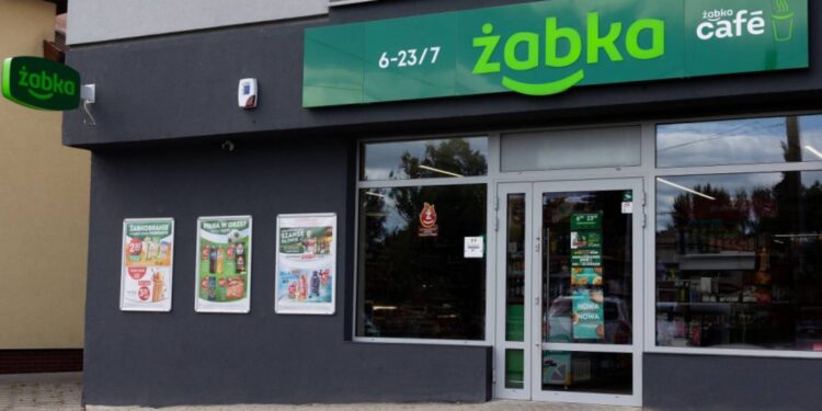 Noworoczne promocje w Żabka! Sprawdź zniżki do 50% na napoje, alkohol, lody, czekoladę i konserwy w świątecznym sezonie.