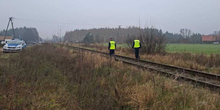W Polsce zatrzymano dwóch Brazylijczyków za podejrzane zachowanie przy torach kolejowych; postępowanie trwa, nie przedstawiono im zarzutów.