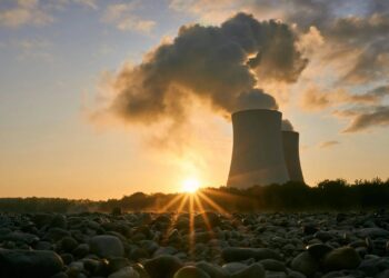 Komisja Europejska zatwierdziła 60 mld zł wsparcia państwowego na budowę pierwszej dużej elektrowni jądrowej w Polsce, umożliwiając start prac w grudniu.