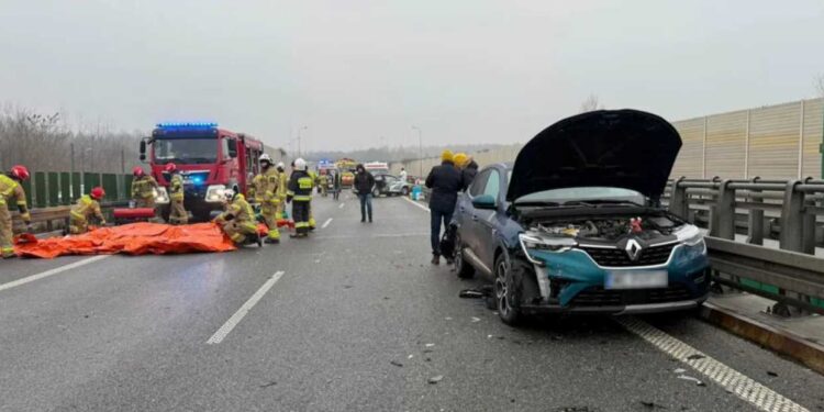 Duży wypadek z udziałem dziewięciu samochodów na S8 w Polsce: pięć osób rannych, w tym troje dzieci. Ruch w kierunku Warszawy zablokowany.
