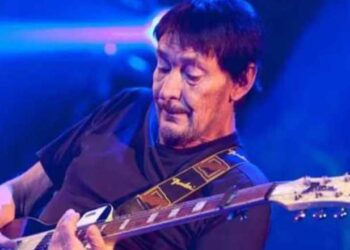 Brytyjski piosenkarz i gitarzysta Chris Rea zmarł w wieku 74 lat. Jego znana piosenka The Road to Hell oraz świąteczny hit pozostają popularne.