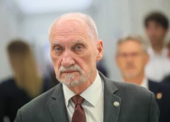 Byłemu ministrowi obrony Polski Antoniemu Macierewiczowi przekazano do sądu sprawę za ujawnienie tajnych danych dotyczących śledztwa katastrofy pod Smoleńskiem.