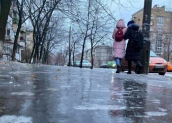 W Polsce ogłoszono pierwszy stopień ostrzeżenia dla 13 województw z powodu gołoledzi, opadów śniegu i śliskich dróg od 29 do 30 grudnia.