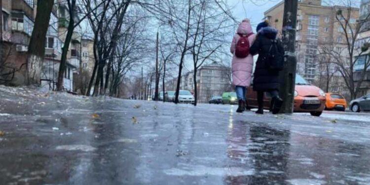 W Polsce ogłoszono pierwszy stopień ostrzeżenia dla 13 województw z powodu gołoledzi, opadów śniegu i śliskich dróg od 29 do 30 grudnia.