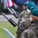 Szef Biura Bezpieczeństwa Narodowego w Polsce zaproponował przywrócenie obowiązkowej służby wojskowej w celu przygotowania społeczeństwa na zagrożenia.