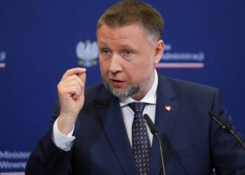 Szef MSWiA Polski poinformował o możliwym zakazie partii Brauna z powodu prorosyjskich wypowiedzi i działań krytykowanych przez władze.