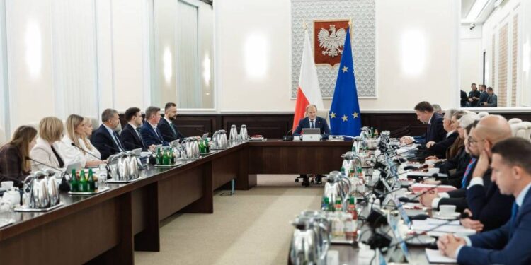 Większość Polaków niezadowolona z działalności premiera Tuska i jego rządu, poparcie dla rządu pozostaje stabilne po dwóch latach.