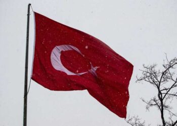 Turcja zatrzymała 115 osób podejrzanych o powiązania z Państwem Islamskim podczas obław w Stambule przed Bożym Narodzeniem i Nowym Rokiem, skonfiskowano broń i amunicję.