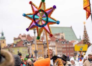 18. Orszak Trzech Króli w Warszawie startuje 6 stycznia o godz. 12:00. Uczestnicy przejdą z Pomnika Kopernika na Plac Zamkowy z kolędowaniem.