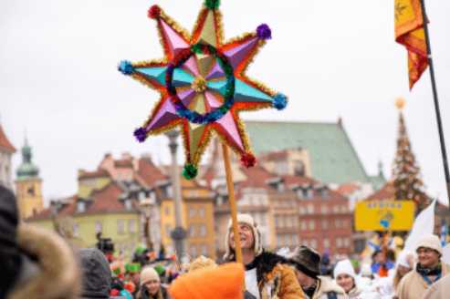18. Orszak Trzech Króli w Warszawie startuje 6 stycznia o godz. 12:00. Uczestnicy przejdą z Pomnika Kopernika na Plac Zamkowy z kolędowaniem.