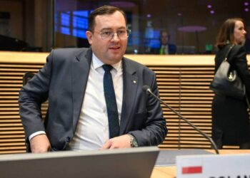 W Polsce zatrzymano mężczyznę, który rozrzucał obornik przed domem ministra rolnictwa Stefana Krajewskiego na tle protestów rolników.