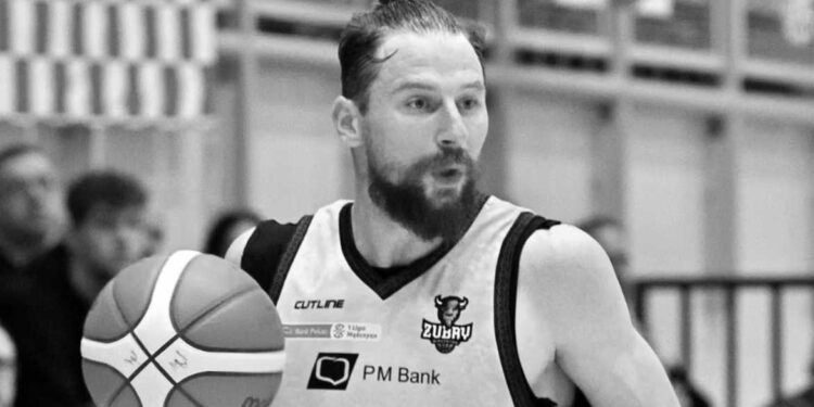 Roman Janik, koszykarz Żubrów Abakus Białystok, zmarł w wieku 30 lat. Klub i środowisko koszykarskie przekazały oficjalne kondolencje.