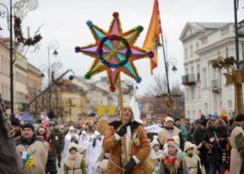 Dowiedz się, jak Polska obchodzi Trzech Króli 6 stycznia 2026 roku: historia, masowe procesje, unikalne obrzędy domowe i symbolika napisów na drzwiach w obszernym przeglądzie.