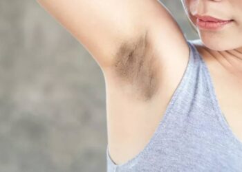 Dowiedz się, dlaczego skóra pod pachami ciemnieje i jak pozbyć się plam na zawsze. Skuteczne metody od dermatologów i domowe środki.