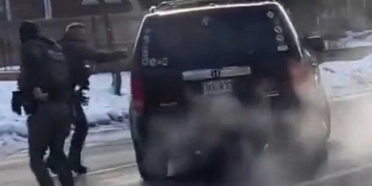 Agent ICE w Minneapolis zastrzelił kierowcę podczas zatrzymania; władze federalne mówią o obronie własnej, władze lokalne i rodzina wyrażają wątpliwości.