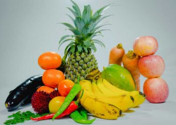 Najlepsze owoce i warzywa przy zaparciach: śliwki, jabłka, gruszki, kiwi, brokuły i szpinak dla zdrowego trawienia oraz regularnych wypróżnień