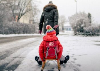 W 2026 roku ferie zimowe w Polsce będą podzielone na trzy tury zamiast czterech. MEN ogłosiło terminy dla poszczególnych województw w roku szkolnym 2025/2026.