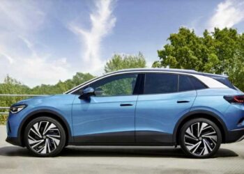 Volkswagen wzywa do serwisu ponad 44 000 samochodów elektrycznych ID.4 w USA z powodu ryzyka pożaru baterii. Firma bezpłatnie wymieni moduły i zaktualizuje oprogramowanie.