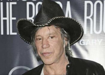 Mickey Rourke zszokował fanów nowym wizerunkiem i stoi w obliczu problemów finansowych grożących eksmisją z domu w Beverly Grove