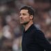 Xabi Alonso pozostaje trenerem Realu Madryt po porażce w Superpucharze; klub skupia się na poprawie kondycji fizycznej i ograniczeniu kontuzji.