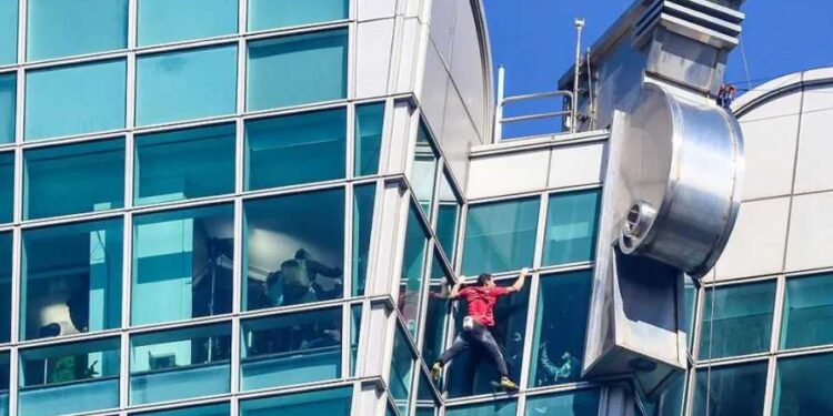 Alex Honnold wspiął się bez zabezpieczeń na Taipei 101 w Tajwanie w 1 godz. 31 min, bijąc rekord poprzedniego wspinacza. Transmisja na żywo przez Netflix.