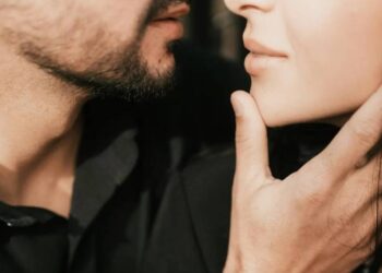 Dowiedz się, kiedy mężczyźni i kobiety osiągają szczyt seksualności oraz jak biologia i psychologia wpływają na atrakcyjność.