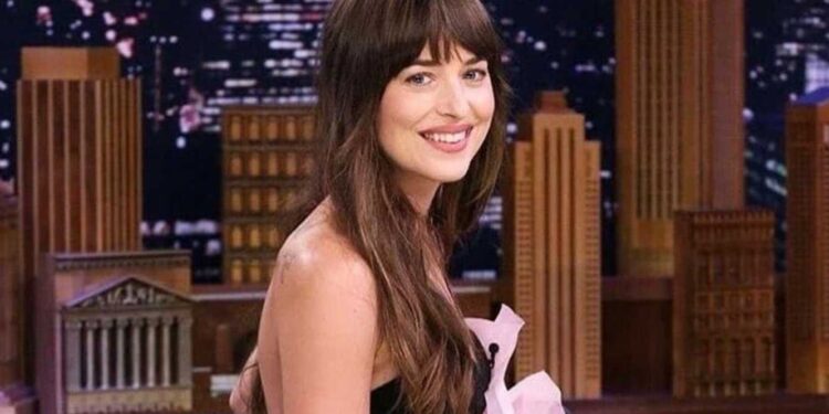 Dakota Johnson odwiedziła pokaz Valentino w Paryżu w bluzce w panterkę, koronkowych szortach i szpilkach, przyciągając uwagę gości.