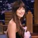 Dakota Johnson odwiedziła pokaz Valentino w Paryżu w bluzce w panterkę, koronkowych szortach i szpilkach, przyciągając uwagę gości.