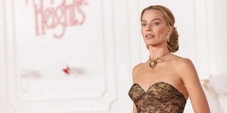 Margot Robbie pojawiła się na premierze „Wichrowych Wzgórz” w sukni haute couture od Schiaparelli z dramatycznym ombre i diamentowym wisiorkiem Cartier.